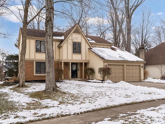 2nd image of 207 Woodedge Cir W