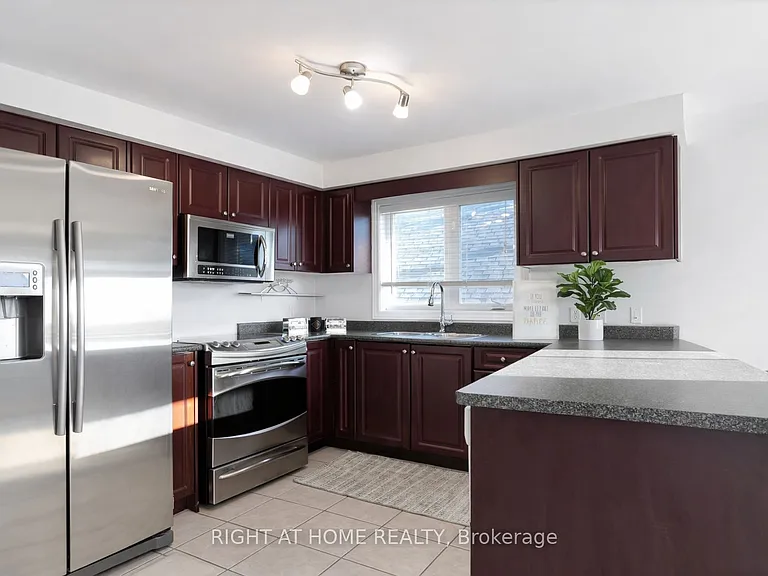 169 Dooley Cres — Photo 2