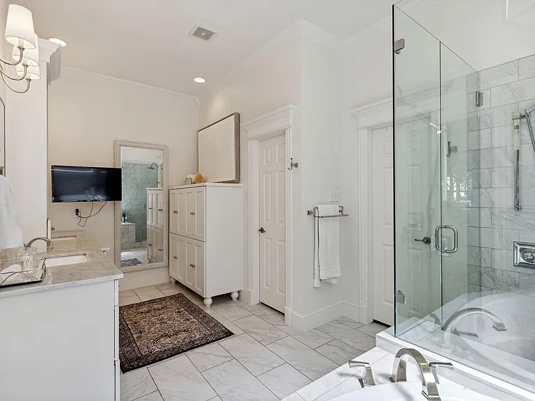 2704 Amherst Ave — Photo 22