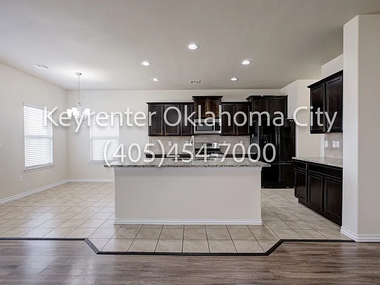 2409 Rosa Cir — Photo 9