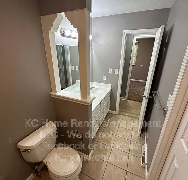 424 NE Lakeview Dr — Photo 25