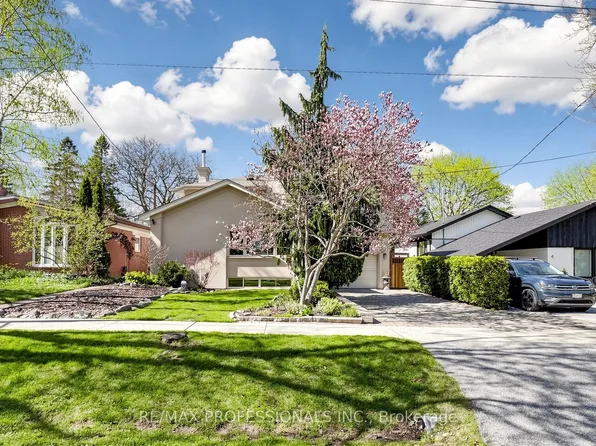 6 Hedges Blvd, Toronto, ON M9B 3C2