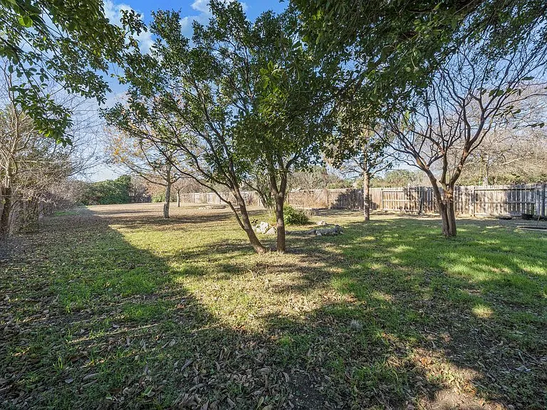 8218 Parkland Hills Dr — Photo 31