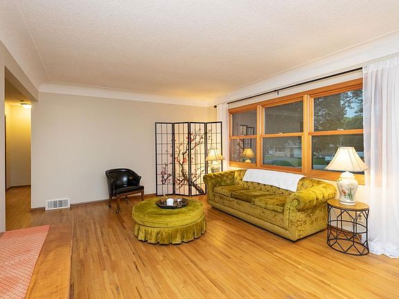 3rd image of 2717 Sunset Ln