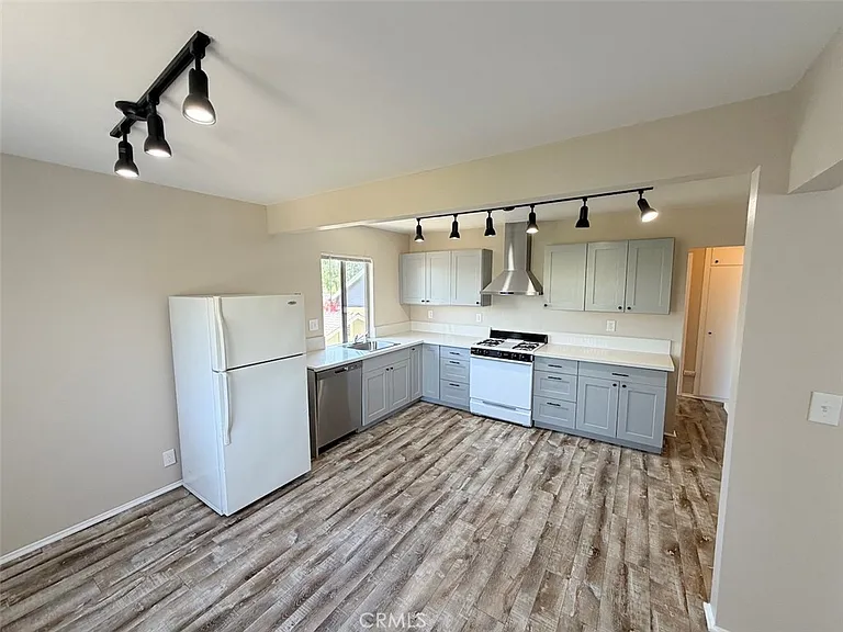 537 W Crescent Dr #1/2 — Photo 1