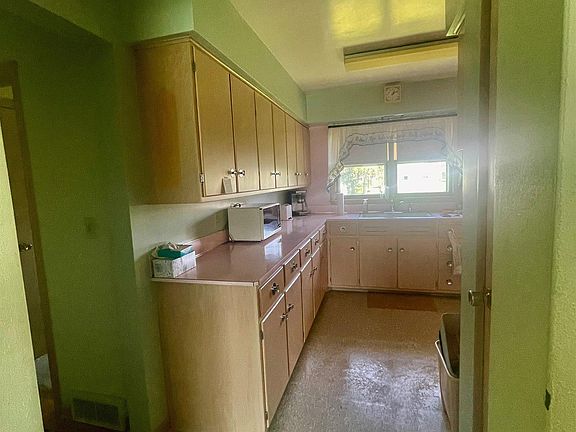 3rd image of 1108 10th Ave W