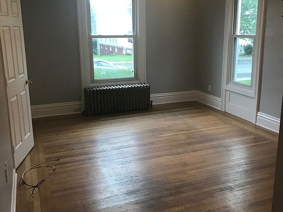 5th image of 257 Pawling Ave #1