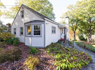 9 Point Dr N, Lake Peekskill, NY 10537