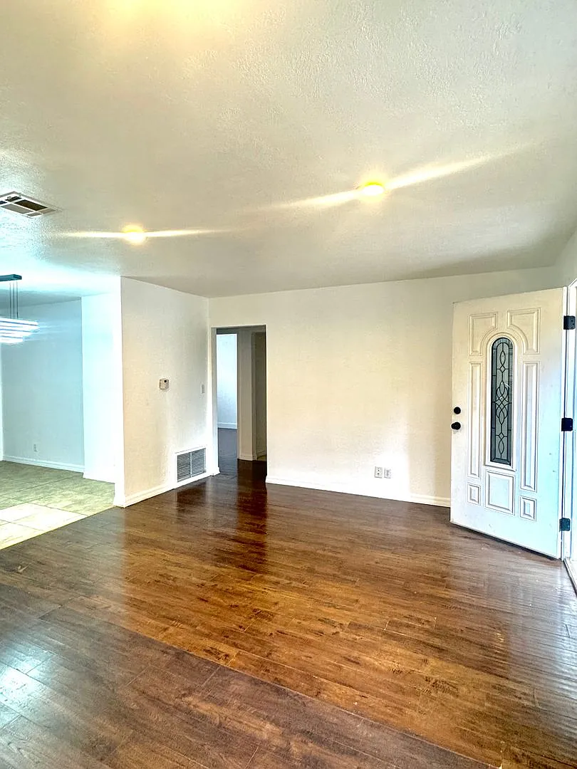 Beautiful, Spacious 3 Bedroom Property In Panorama City! Available Now! — Photo 2