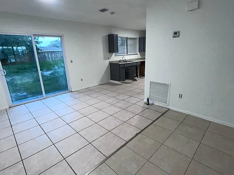 2493 SE Richmond St — Photo 17