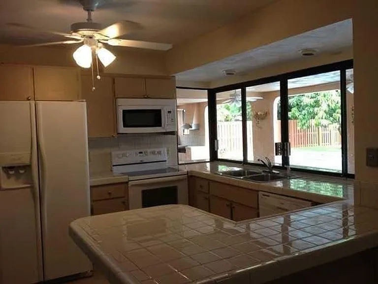 737 NW 84th Ln — Photo 2