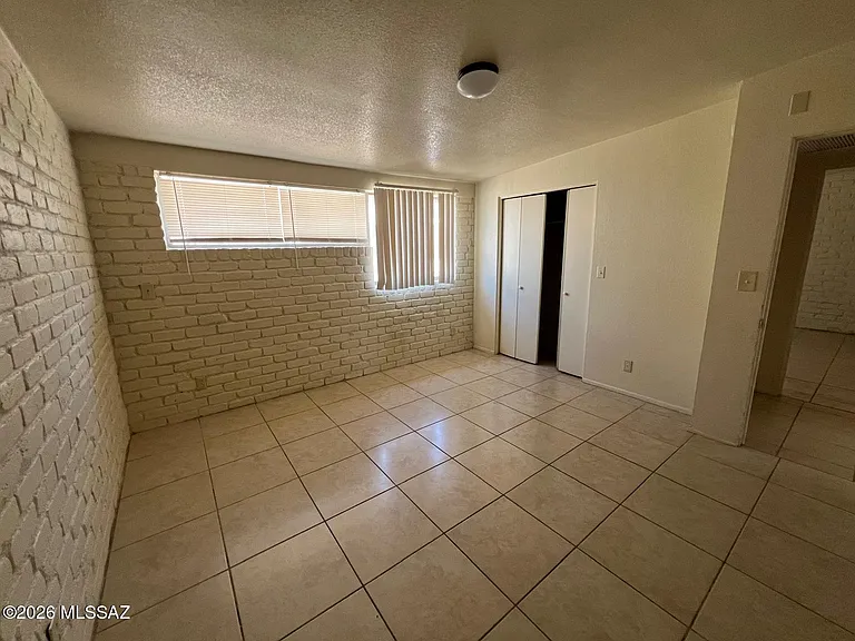 425 E Delano St — Photo 10