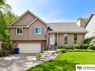 831 Spruce Dr, Papillion, NE 68046