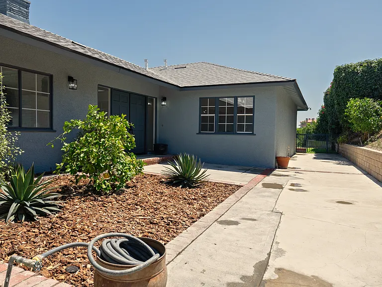 3710 Glenridge Dr — Photo 6