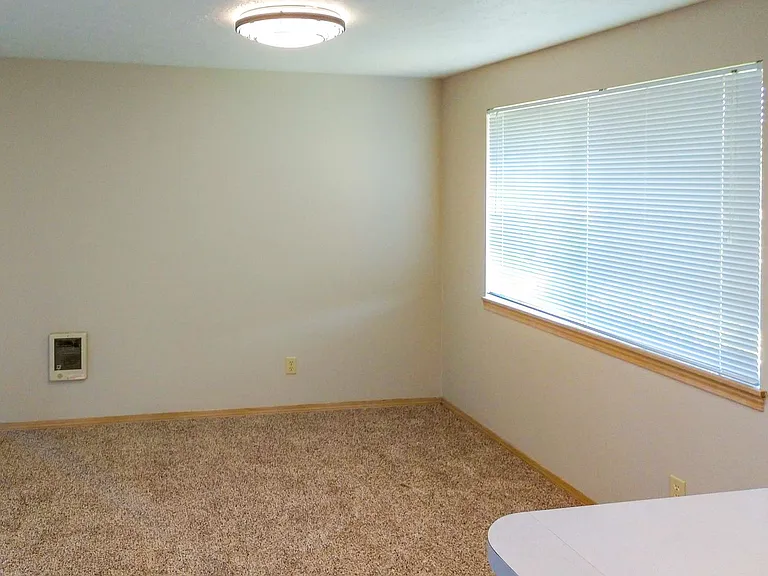 138 Hazelbrook Dr N — Photo 7