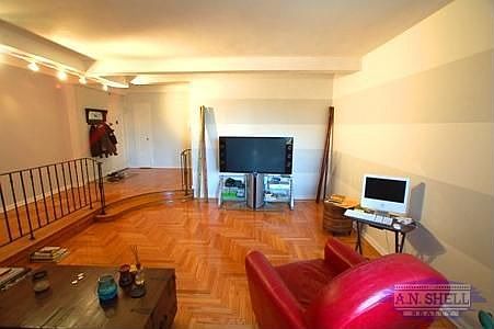 3rd image of 72 Park Ter W APT E4x