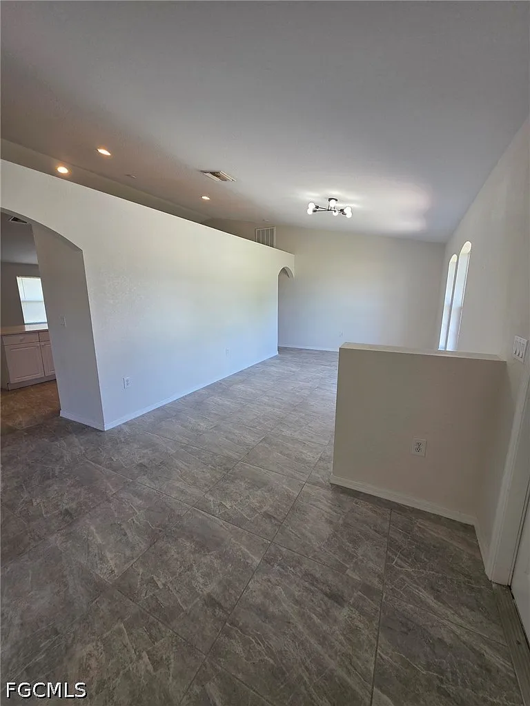 3 bed, 2.0 bath, 1987 sqft, $1,950 — Photo 2