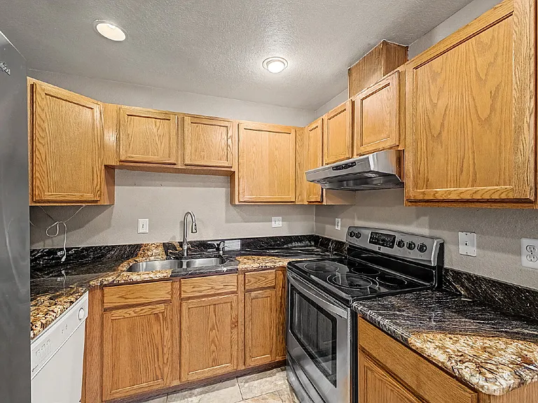 2073 W Hillside Ave — Photo 7