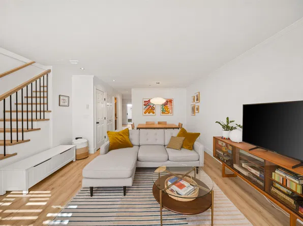 222 E 5th St #18, North Vancouver, BC V7L 1L7