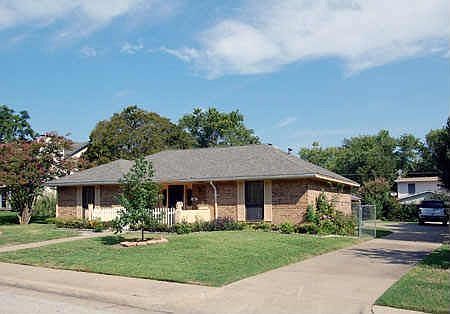 3rd image of 615 Monroe Dr