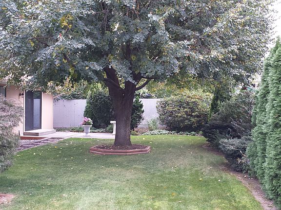 3rd image of 906 N Elliott Ave