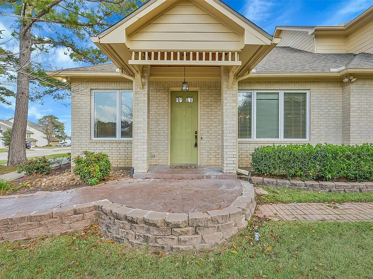 28 Waters Edge St — Photo 2