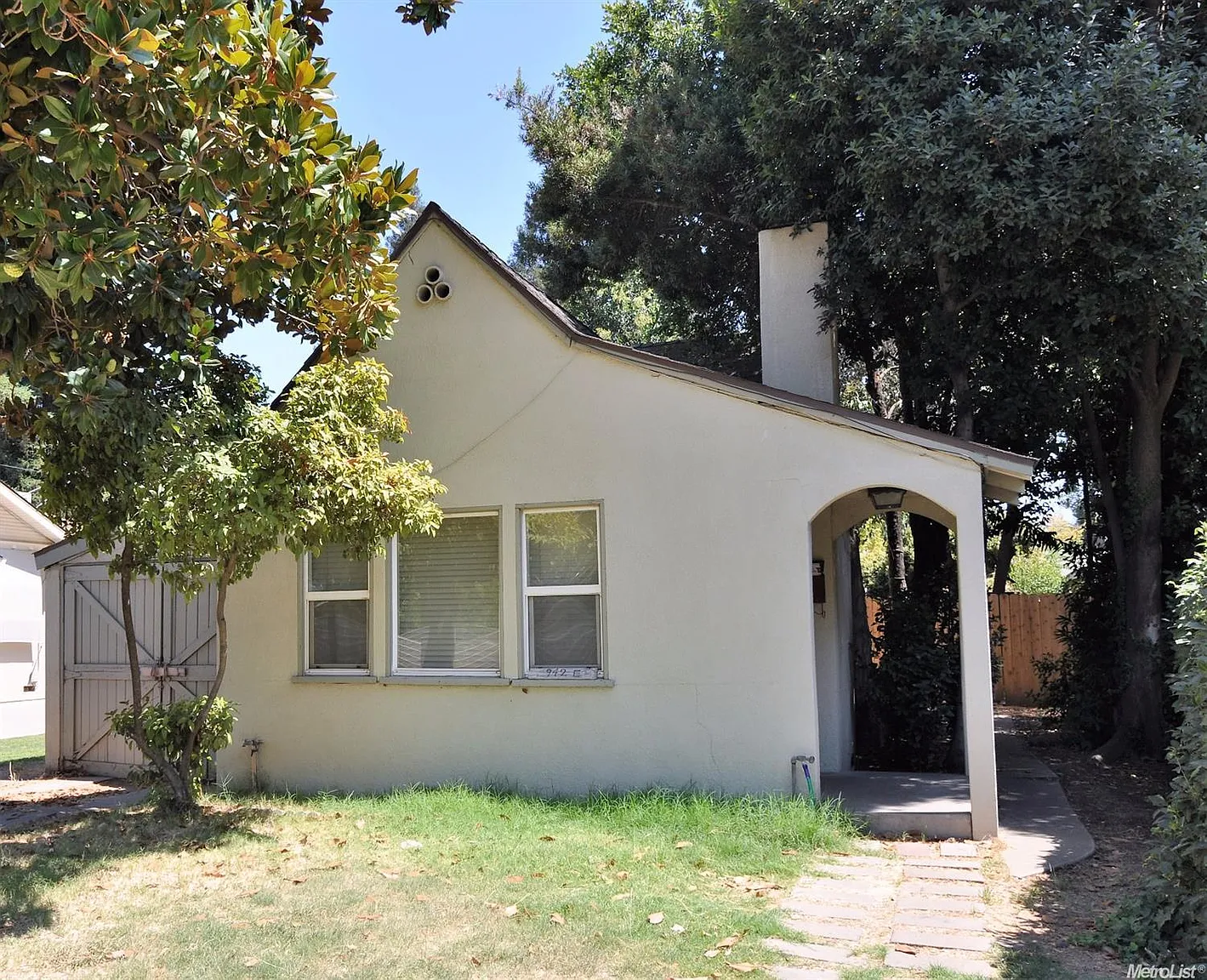 942 E Main St photo 1