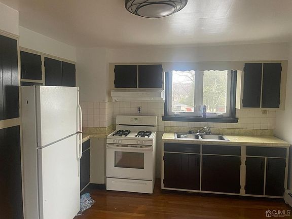 2nd image of 150 Buckelew Ave APT B