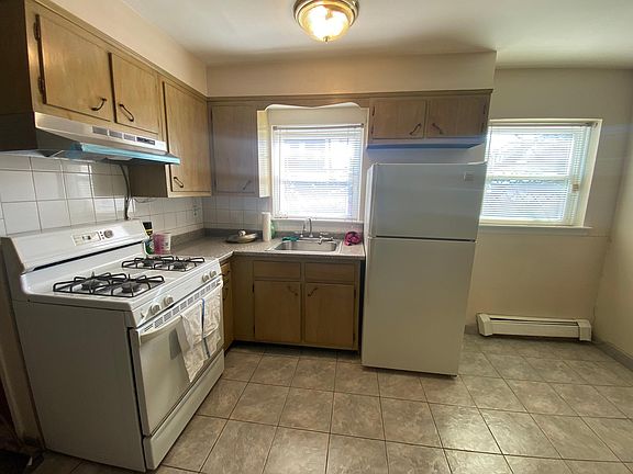 5th image of 82 Bay 35th St #1
