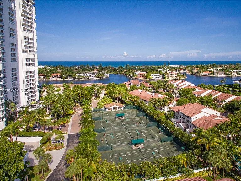 21205 Yacht Club Dr #805 — Photo 32