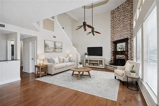 305 Charles Ct — Photo 2