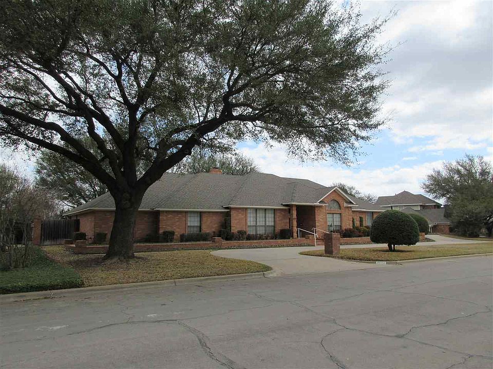 1st image of 3005 Wood Lake Dr