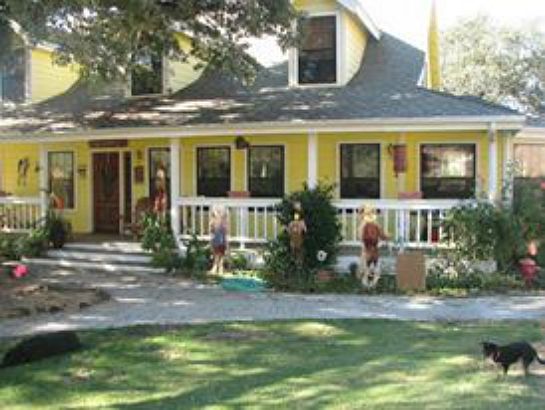 Farm House/wrap around porch