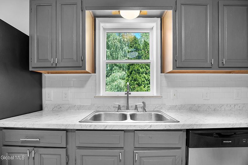 4th image of 545 Knickerbocker Road
