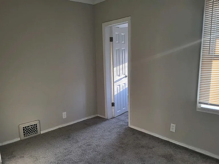 400 Bates St — Photo 5