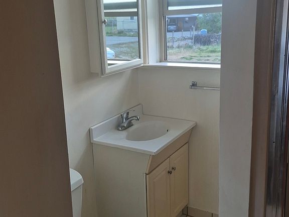 4th image of 514 Riverside Dr #3
