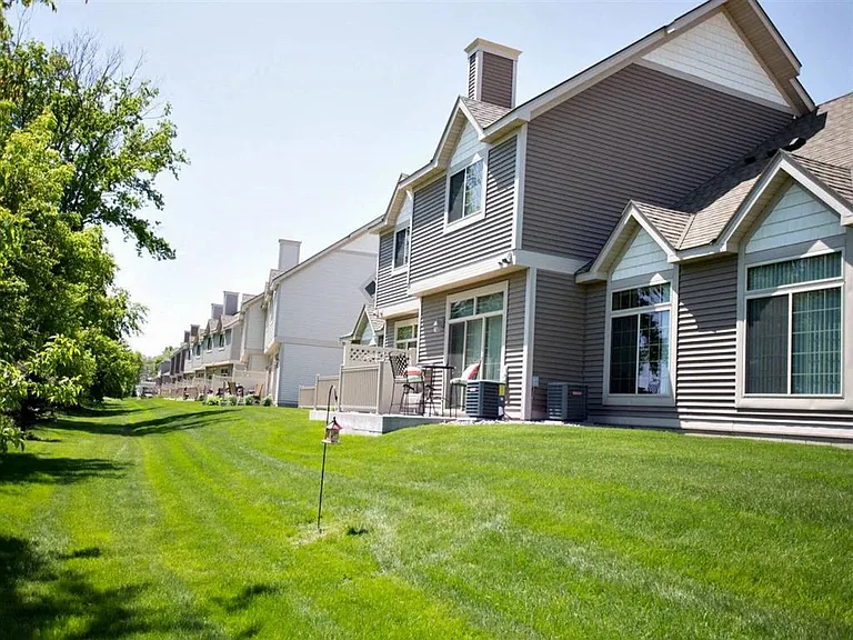 Cascade Shores Townhomes + Flats — Photo 16