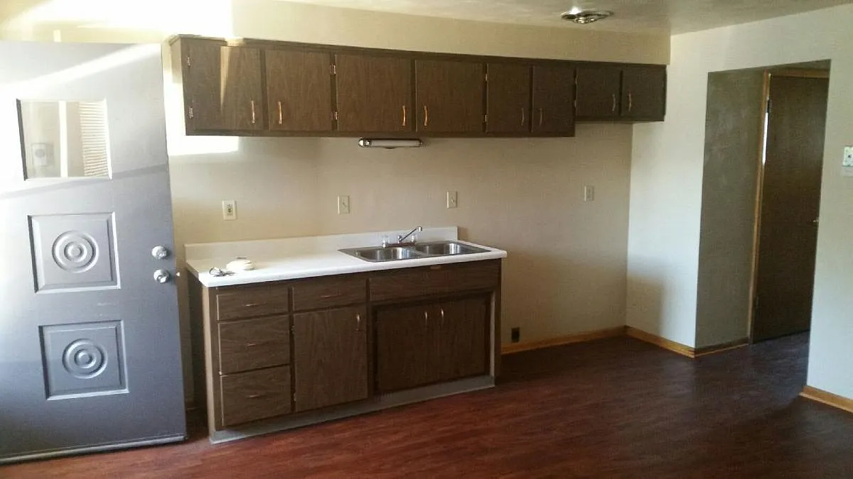 215 E College St — Photo 1