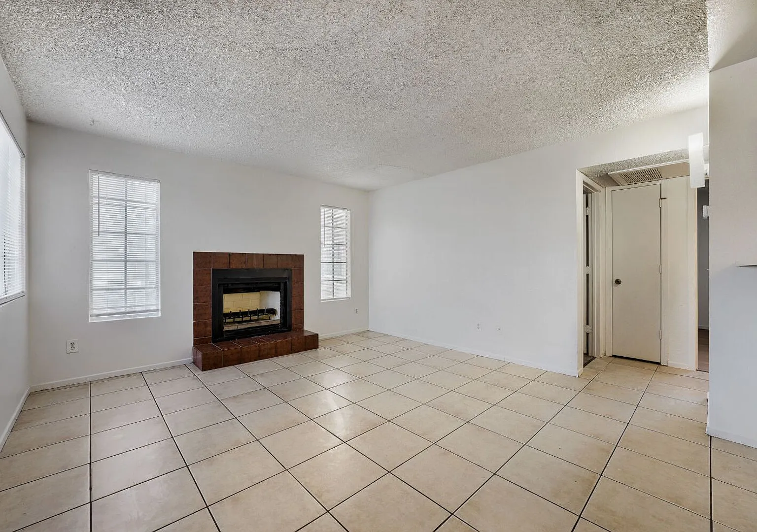 4651 Amberleigh Ln — Photo 3