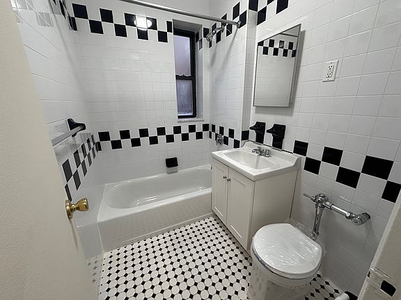 5th image of 6711 Yellowstone Blvd APT 5d