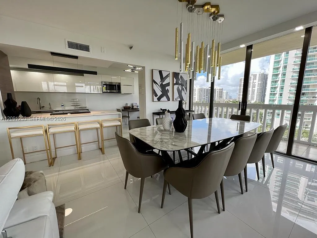 Turnberry Towers Condo — Photo 2