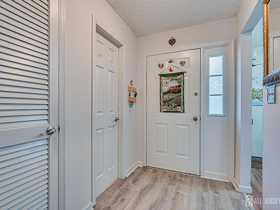 3rd image of 10 Woodmere Dr