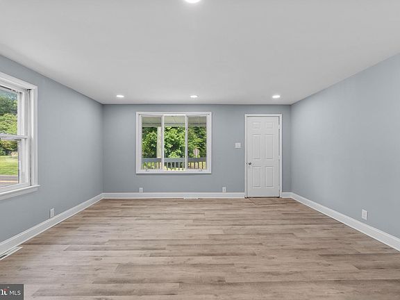 4th image of 33 Mantua Rd