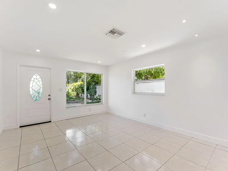 441 NW 1st Way — Photo 5