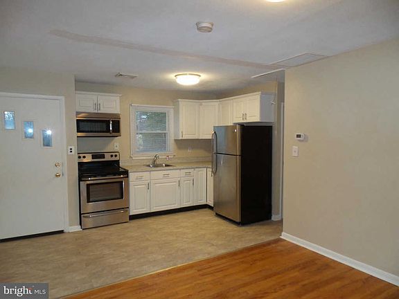 4th image of 101 E Linden St