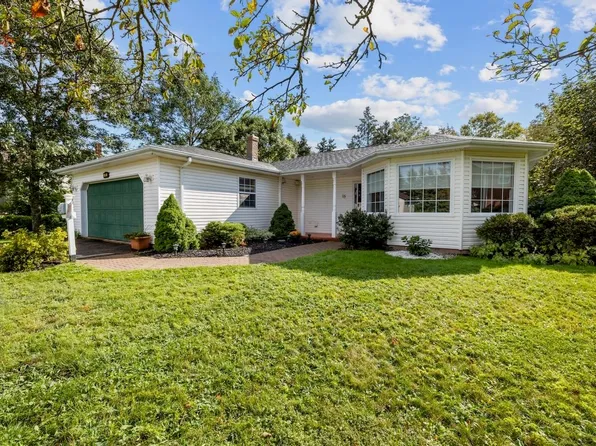 15 Oakland Dr, Charlottetown, PE C1C 1M9