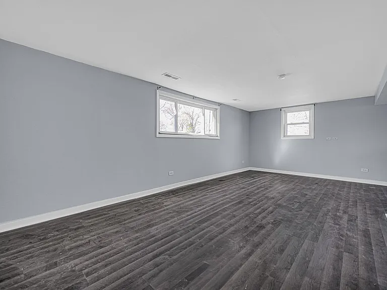 548 Regent Rd — Photo 16