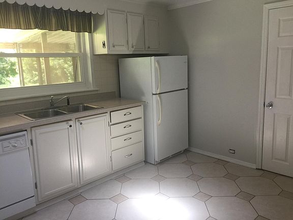 3rd image of 2646 Edgewater Ave