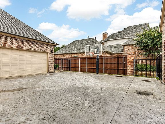 5th image of 709 Stratford Ln