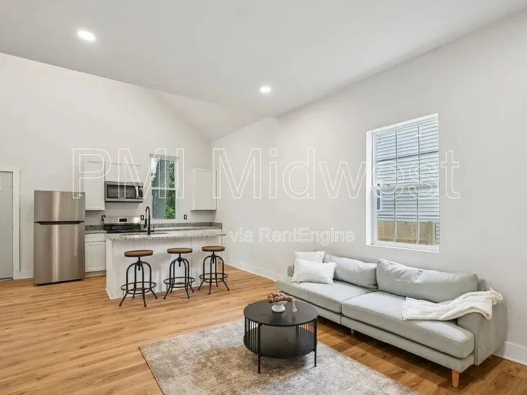 941 King Ave — Photo 3